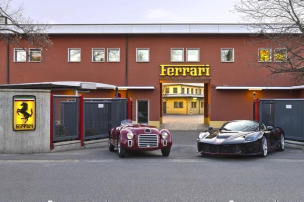 Ferrari 125 S von 1947, rechts der aktuelle LaFerrari Aperta. Foto: FCA/dpp-AutoReporter